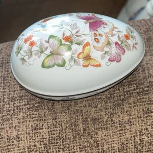 Avon Vintage 1974 Porcelain Box with Gold Trim Easter Egg